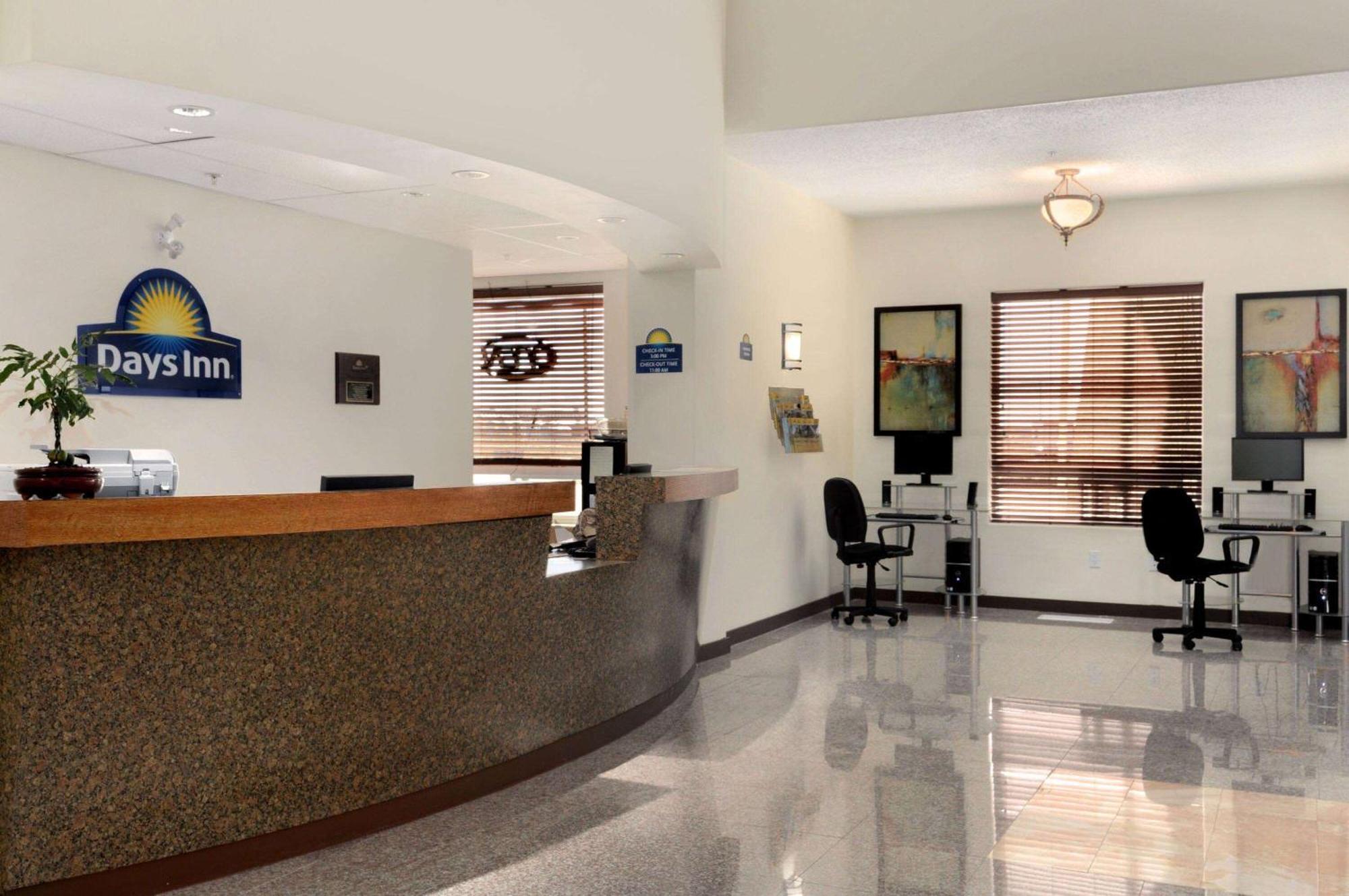 Days Inn by Wyndham Grande Prairie Exterior foto